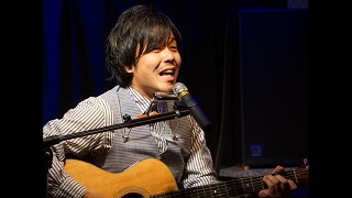 やわらぎの郷フェスティバル2023出演者紹介。シンガーソングライター「岡田和宏」さん。